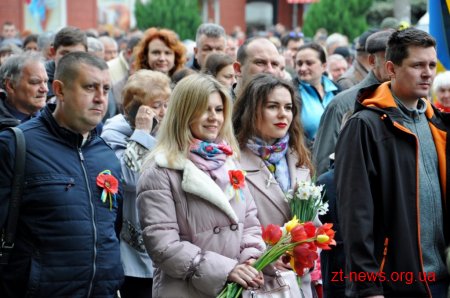 У День перемоги житомиряни пройшлися ходою та поклали квіти до Монументу Слави