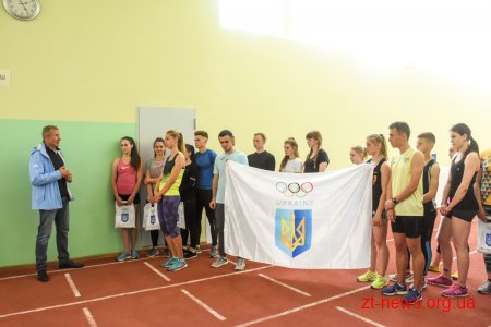 Сергій Бубка оглянув стадіон «Полісся» та вручив житомирським спортсменам олімпійський прапор