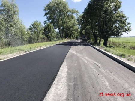 На дорозі Новоград-Волинський – Ярунь – Баранівка вже уклали асфальт на 3,2 км