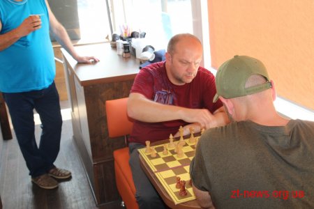 В центрі Житомира у кава-бусі пройшов бліц-турнір з шахів