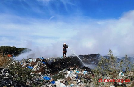 Вогнеборці продовжують гасіння сміття на полігоні твердих побутових відходів у Бердичеві
