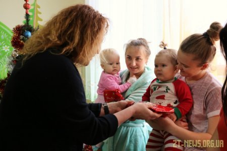 Маленьким пацієнтам дитячої міської лікарні подарували новорічний настрій