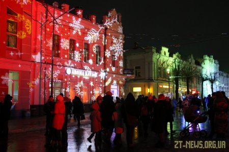 З нагоди Нового року та Різдва на Михайлівській щодня можна переглянути світлове шоу