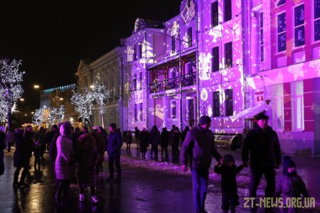 З нагоди Нового року та Різдва на Михайлівській щодня можна переглянути світлове шоу