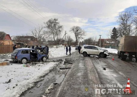 На Житомирщині внаслідок лобового зіткнення "Сітроену" та "Ниви" загинуло двоє людей