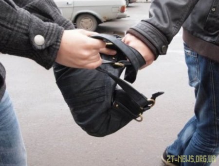 У Новограді-Волинському двоє молодиків пограбували підлітка