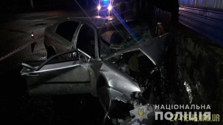 У Житомирі автомобіль зіткнувся з бетонним парканом: водій та пасажир отримали травми