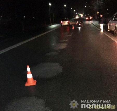 Поліцейські розшукують автомобіль, який у Новограді-Волинському збив велосипедиста та зник з місця пригоди