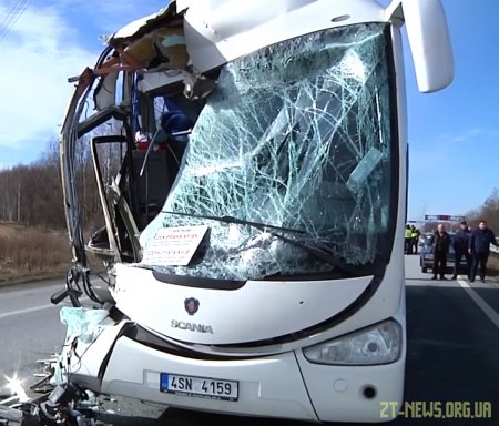 Міжнародний рейсовий автобус зіштовхнувся з вантажівкою на Житомирщині