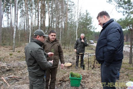 На вихідних Віталій Бунечко разом із лісівниками області висаджував дерева