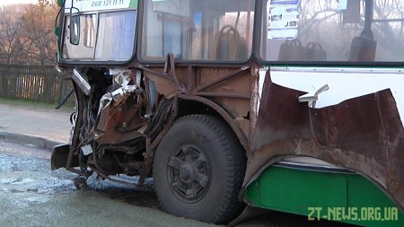 У Житомирі бетонозмішувач зіштовхнувся із тролейбусом