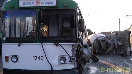 У Житомирі бетонозмішувач зіштовхнувся із тролейбусом
