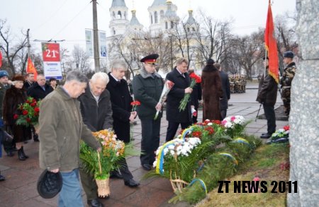 Урочисте покладання квітів до пам’ятного знаку «Радянським воїнам від житомирян»