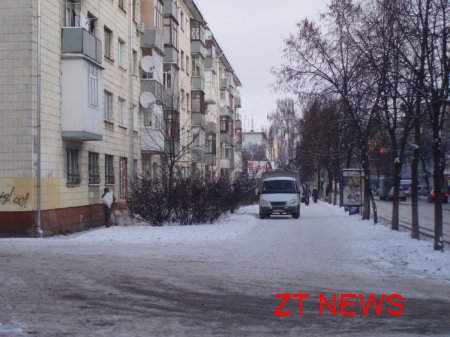 Мешканці багатоповерхівки в центрі Житомира намагалися перекрити вулицю Київську