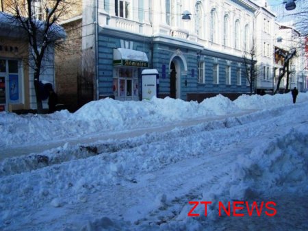 У Житомирі продовжується прибирання вулиць від снігу