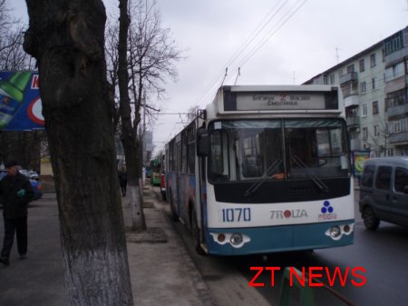 Із-за невеликої аварії в центрі житомира рух тролейбусів зупинився на годину