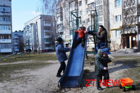 міський голова Володимир Дебой вручив матері чотирьох дітей ордер на двокімнатну квартиру