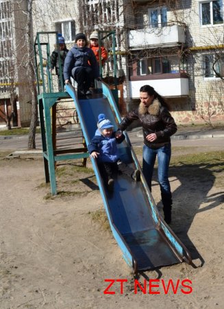 міський голова Володимир Дебой вручив матері чотирьох дітей ордер на двокімнатну квартиру