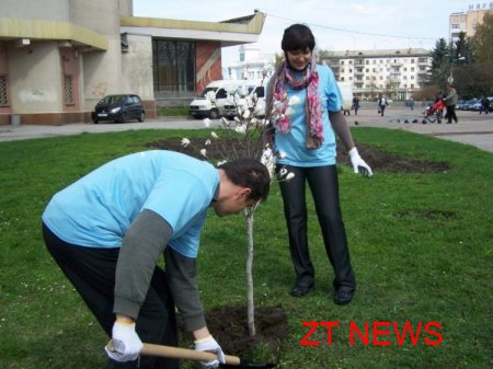 Сьогодні волонтери компанії Київстар прибирали сквер на Новому Бульварі