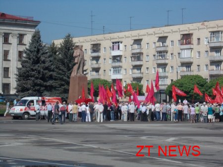 1 травня біля пам'ятника В.І.Леніну зібралися прихильники Комуністичної і Соціалістичної партій України, щоб відзначити Міжнародний день солідарності