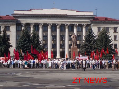 1 травня біля пам'ятника В.І.Леніну зібралися прихильники Комуністичної і Соціалістичної партій України, щоб відзначити Міжнародний день солідарності