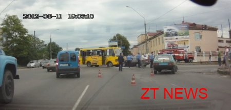 11 червня біля Київського мосту в Житомирі зіткнулися легковик та маршрутка ВІДЕО