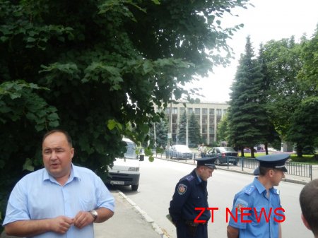 15 червня представники міської влади повісили замки на ворота автостоянки по вул. Шевченко 18 ВІДЕО