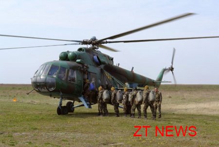 На Житомирщині більше сотні солдатів виконали свій перший стрибок з парашуту