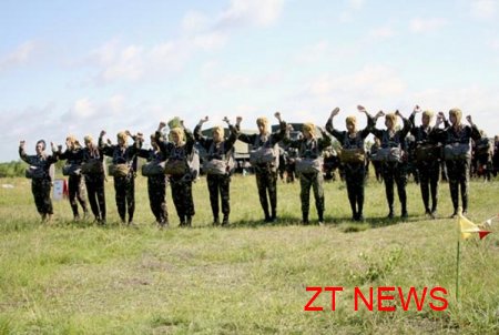 На Житомирщині більше сотні солдатів виконали свій перший стрибок з парашуту