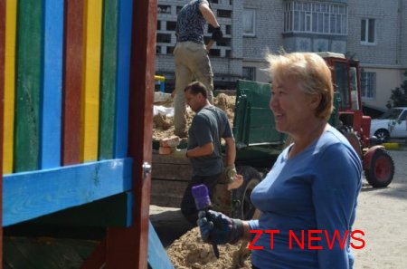 В Житомирі нарешті почали встановлювати нові дитячі майданчики