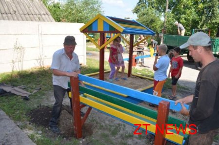 В Житомирі нарешті почали встановлювати нові дитячі майданчики