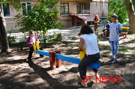 18 липня по вул. Кафедральній, 6 вперше за 50 років встановлено дитячий майданчик