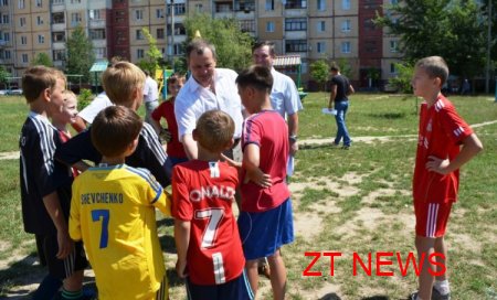 Міський голова Житомира пообіцяв дітям встановити спортивний майданчик із футбольним полем