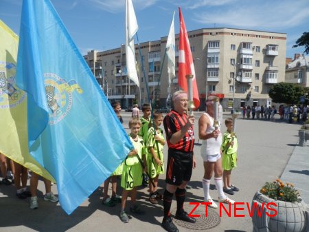 В Житомирі на площі Соборній урочисто підняли Державний та Олімпійський прапори України на честь відкриття ХХХ літніх Олімпійських ігор у Лондоні ВІДЕО