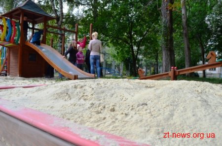 В Житомирі по вул. Шевченка 105 встановили новий ігровий майданчик для дітей