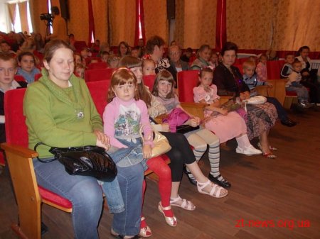 Вчора в лялькому театрі зібралися діти сироти та діти з багатодітних сімей, щоб переглянути виставу та отримати подарунки