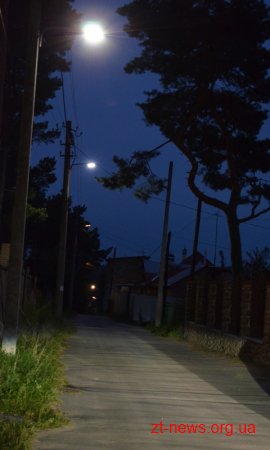 У Житомирі оновлюють вуличне освітлення, замінюючи лампи розжарювання на світлодіодні ліхтарі