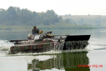 На Житомирському полігоні екіпажі бойових машин виконували "слалом" на воді