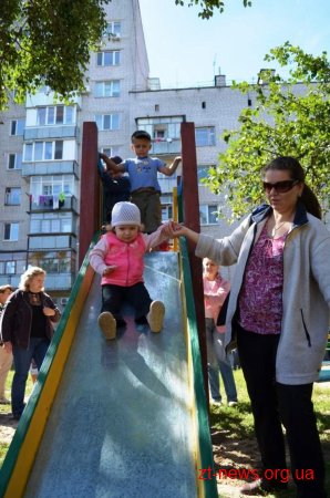 Новий дитячий майданчик та ремонт провулку отримали мешканці будинків по вул. Київській
