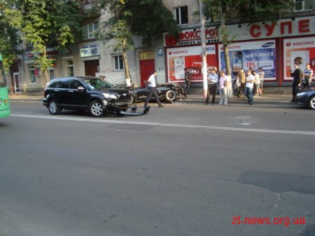 В центрі Житомира у аварію потрапили спортивний BMW та Honda