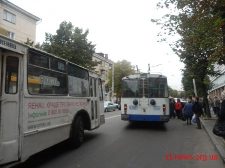 В центрі Житомира автомобіль без водія в`їхав в тролейбус