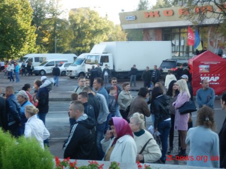 Кличко в Житомирі: представив кандидатів від удару, роздав автографи через паркан, відповів на запитання житомирян