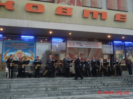 На майдані Корольова з 1 жовтня почали проводили концерти духової музики