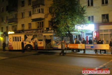 Пізно ввечері в центрі Житомира тролейбус з пасажирами в'їхав у банк