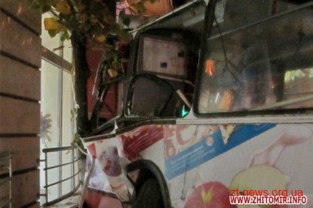 Пізно ввечері в центрі Житомира тролейбус з пасажирами в'їхав у банк