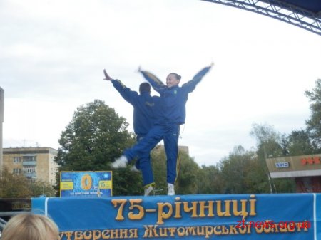 8 жовтня на майдані Корольова показували свої вміння з спортивної аеробіки спортивні школи "Авангард" та "Юність"