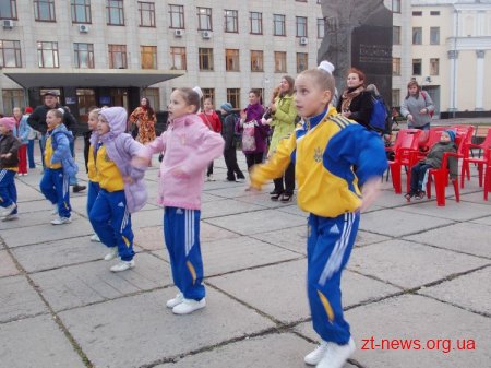 8 жовтня на майдані Корольова показували свої вміння з спортивної аеробіки спортивні школи "Авангард" та "Юність"