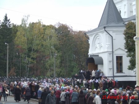 Тисячі паломників прийшли до Свято-Хрестовоздвиженського кафедрального собору Житомира прикластися до Плащаниці пресвятої Богородиці