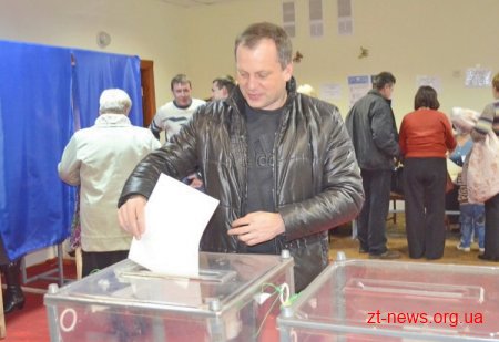 Міський голова Володимир Дебой проголосував ще зранку на дільниці № 181367