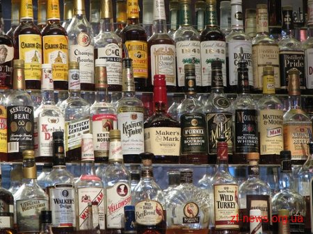 Правоохоронці затримали юнака, що намагався поцупити з магазину алкоголю на суму у півтори тисячі гривень